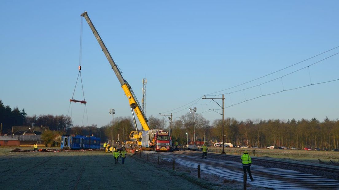 Bij de berging van de trein wordt een kraan gebruikt