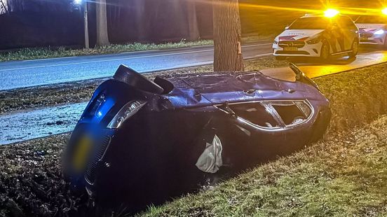 BMW in sloot na botsing met brommobiel