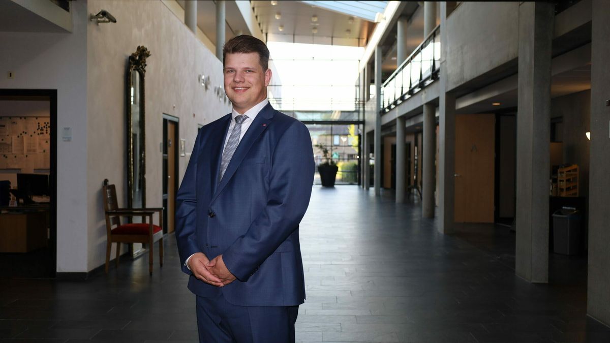 Tieme Heeringa officieel aan het werk als jongste wethouder van het land: 