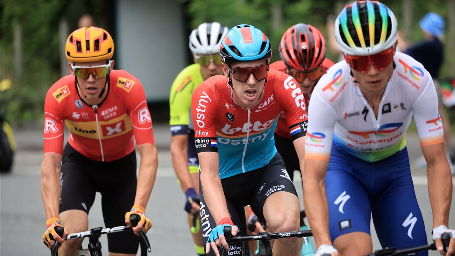 Eenkhoorn kleurt eerste etappe Tour de France: gele trui naar Adam