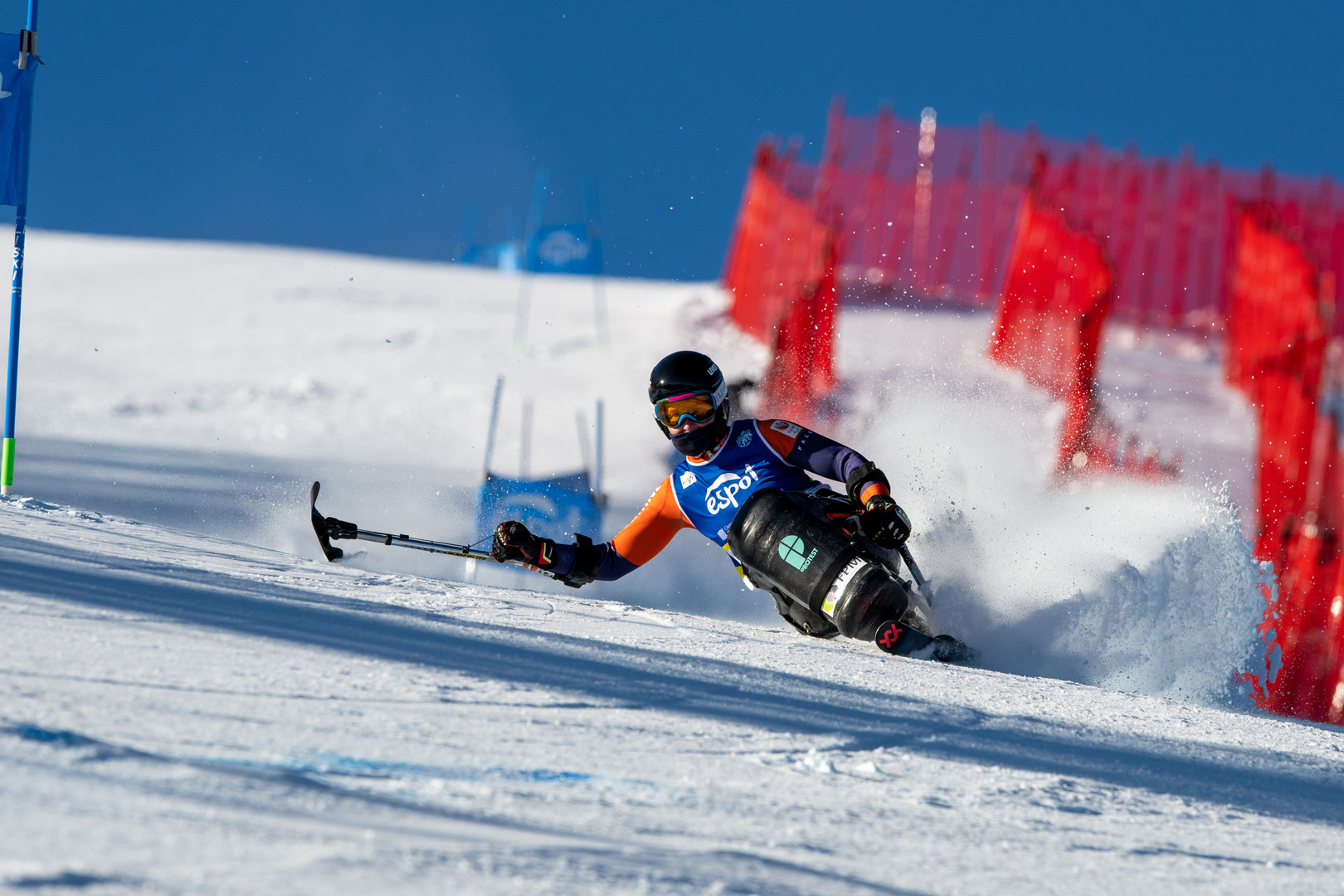 Barbara van Bergen in actie tijdens het zitskiën.
