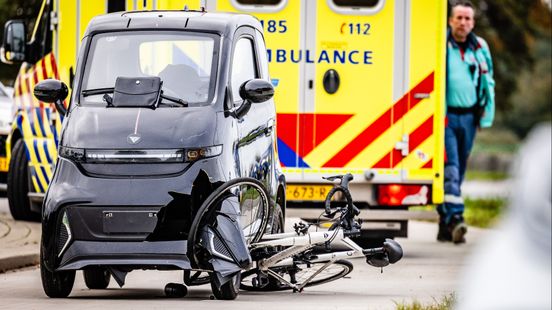 Flinke schade na botsing brommobiel en wielrenner. Flinke schade na botsing brommobiel en wielrenner.