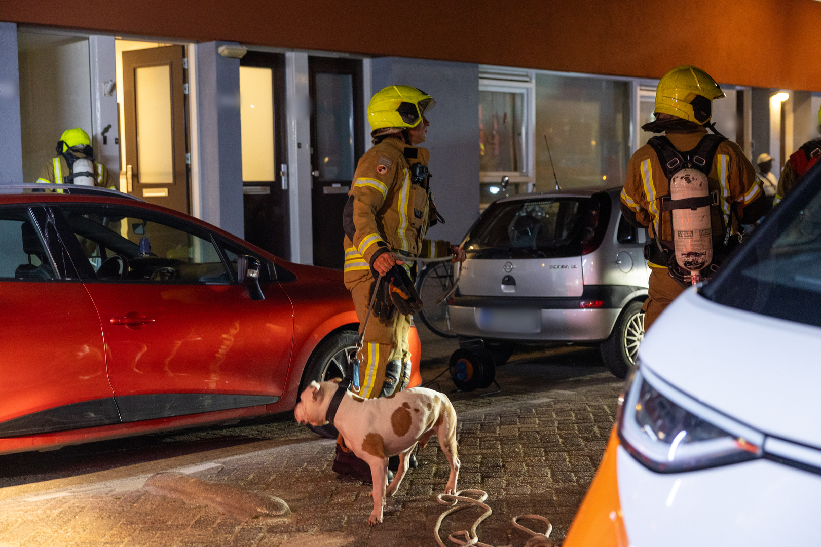De bewoner en zijn hond werden bevrijd door de bovenburen.