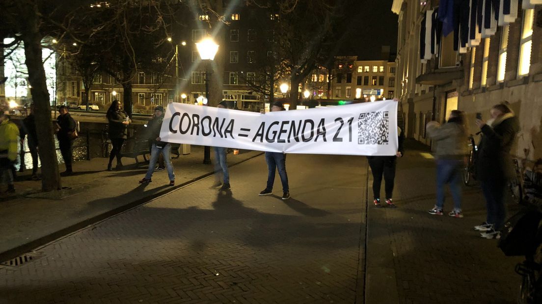 Groep demonstranten op Korte Vijverberg