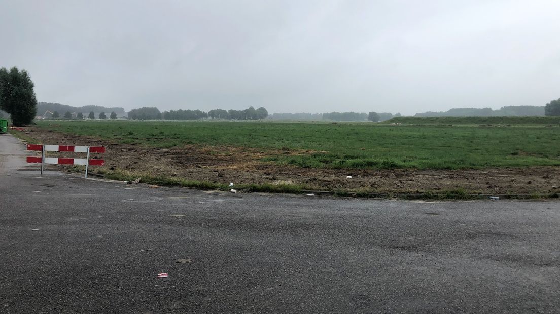 Op dit braakliggende stuk grond moet het datacenter verrijzen