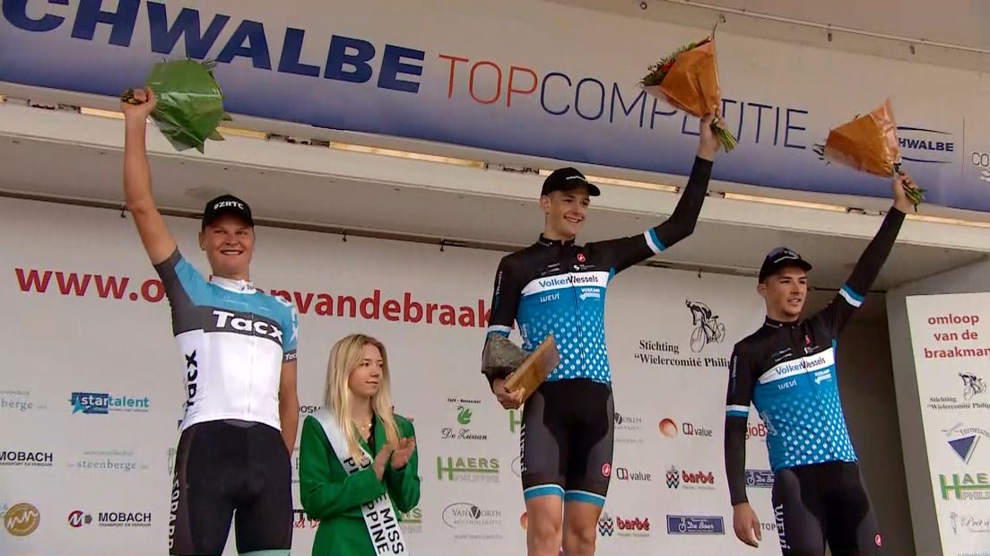 Het podium van de Omloop van de Braakman met daarop twee Zeeuwen: Mobach en De Jong