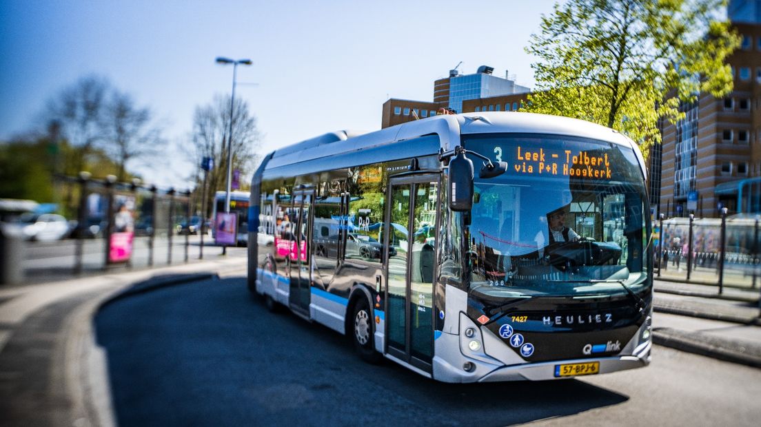 Een lijnbus van Qbuzz in Groningen