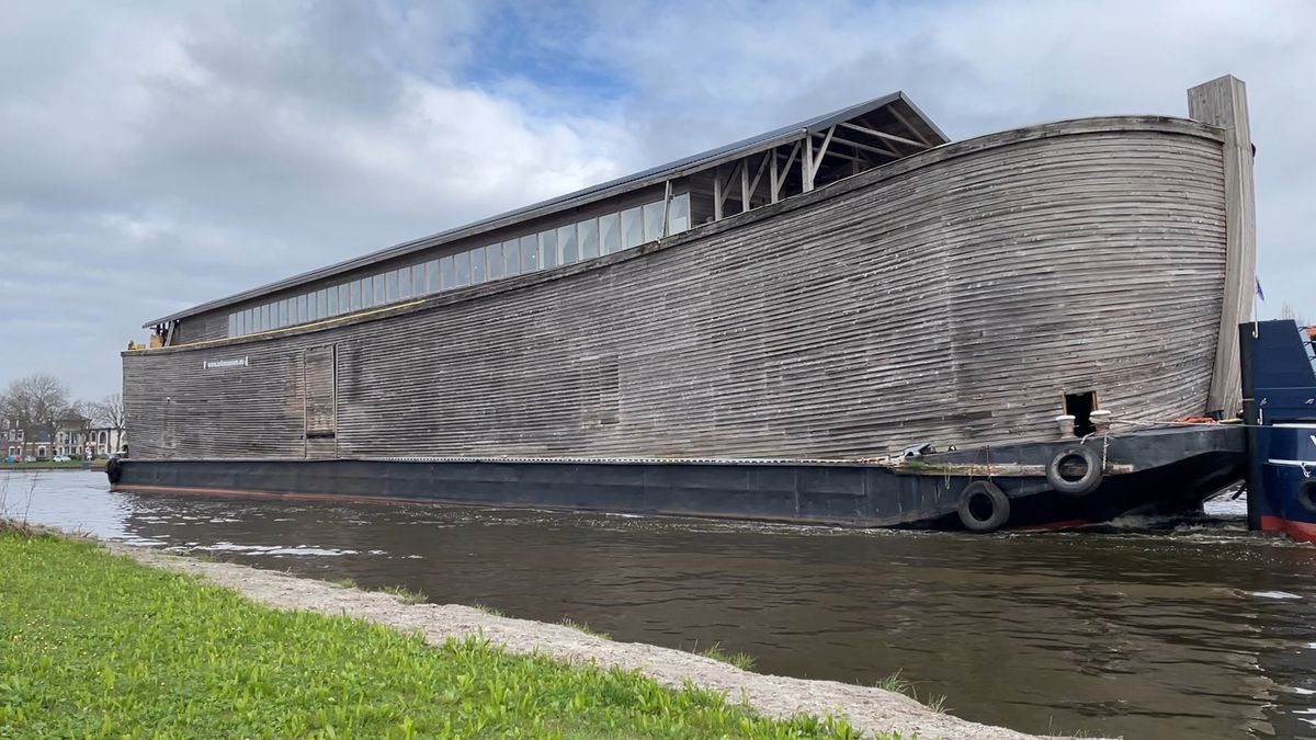 De Ark van Noach ligt in Franeker: wat doet de grote boot daar?