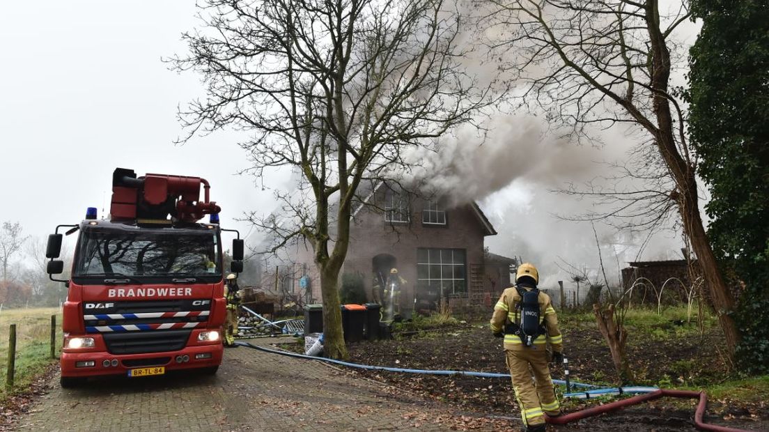 Brandweer blust uitslaande brand in Wenum-Wiesel