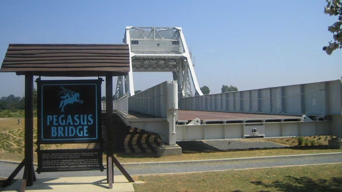 Pegasus Bridge tegenwoordig. De oude brug is onderdeel van een monument annex museum - wikipedia