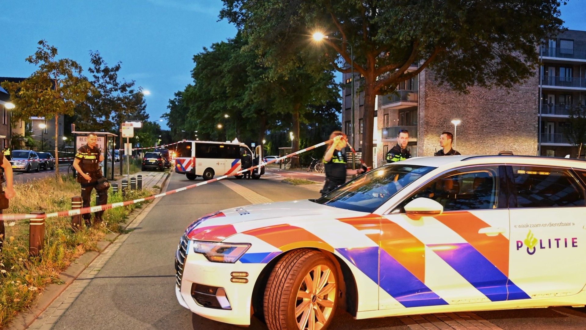 De politie stond met veel wagens in de straat.