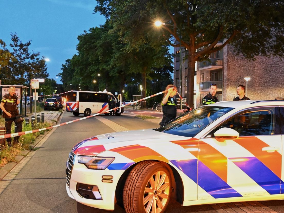 De politie stond met veel wagens in de straat.