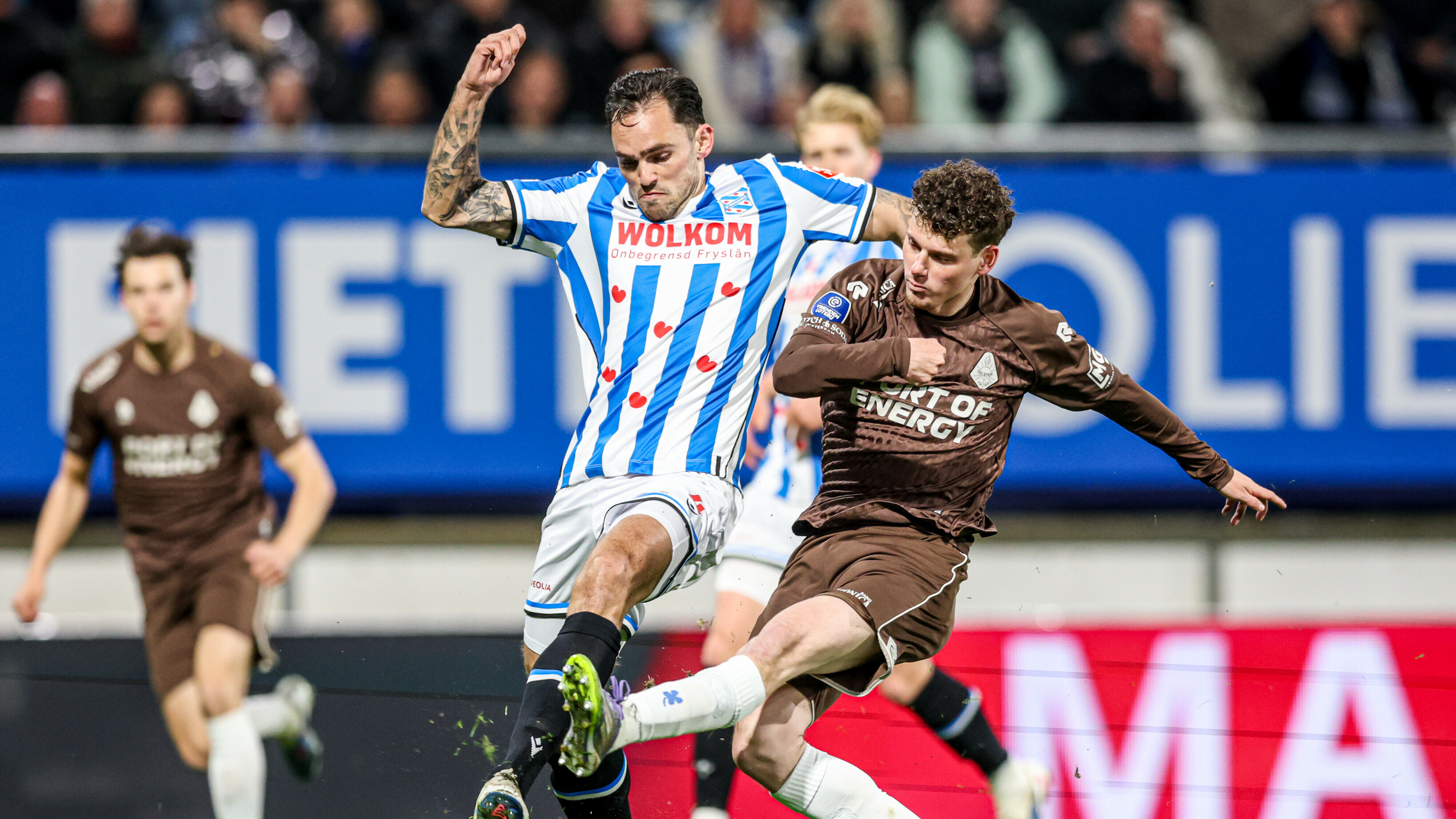 Sam Kersten duelleart oan de bal