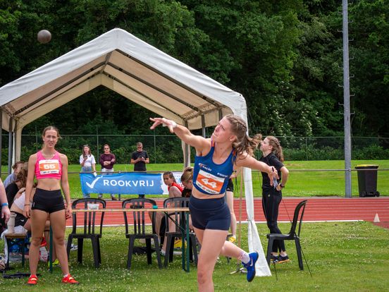 Studeren, werken en topsport: Carlijn (18) zet atletiek op de kaart tijdens NK in eigen Assen