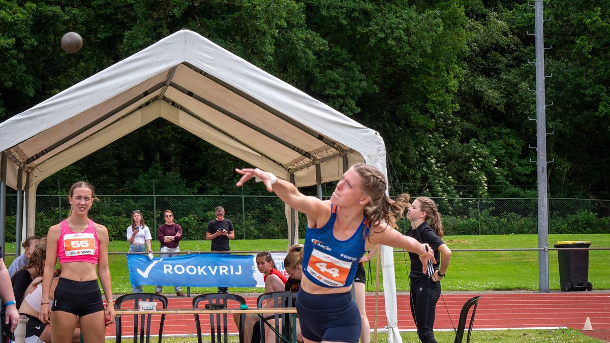 Studeren, werken en topsport: Carlijn (18) zet atletiek op de kaart tijdens NK in eigen Assen