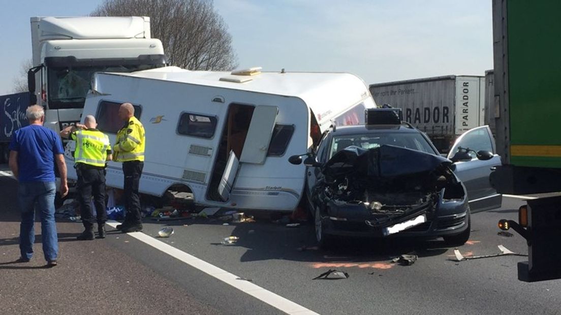 Verbreed de weg en plaats matrixborden. Dat zegt vrachtwagenchauffeur Roel Rijpstra die maandag op de A15 vlak achter het ongeluk zat waarbij een dode viel. 'Dan heb je al een hoop minder ellende.'