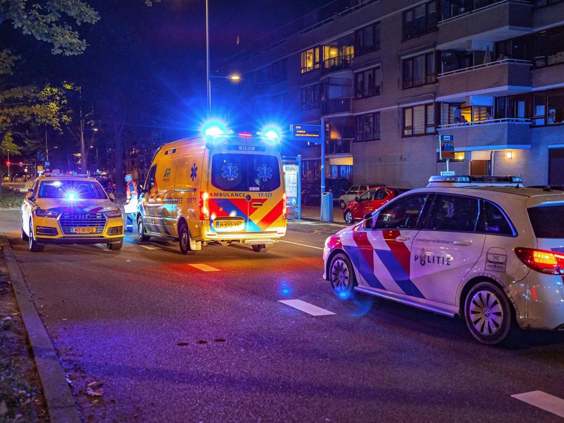 De man, die een flinke steekwond opliep nabij Alexandrium, is naar het ziekenhuis gebracht