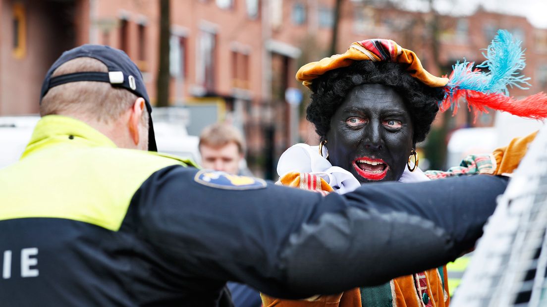 Politie pakt Pegida-Piet op bij intocht in Apeldoorn.
