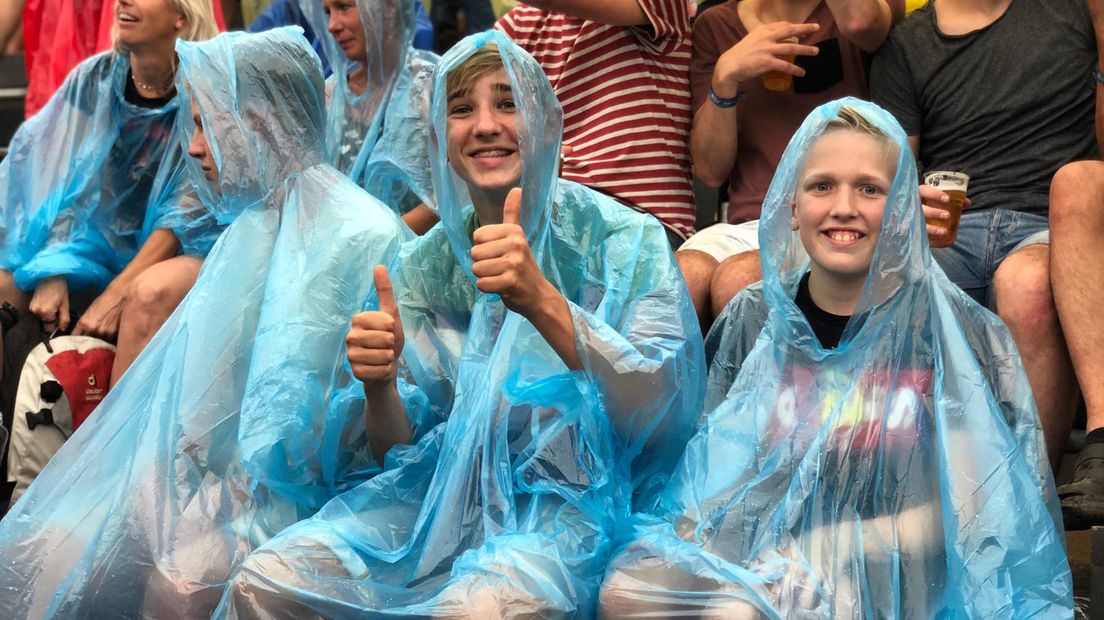 De derde dag van de Zwarte Cross bracht ons Snollebollekes, Heino en regen. Je leest alles over de festivalzaterdag in ons blog.