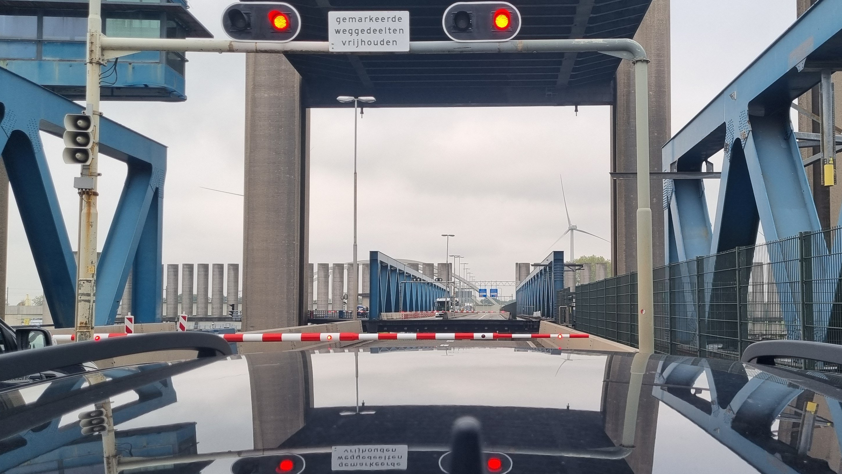 De brug gaat niet meer helemaal naar beneden.