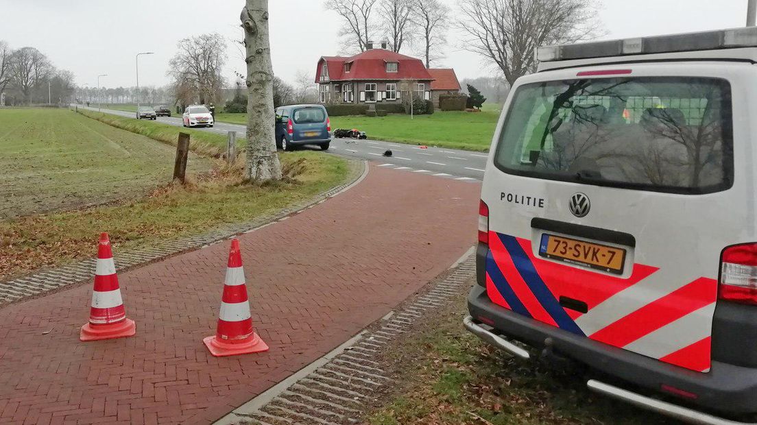 Een bromfietser botste bij Broekhuizen op een auto en raakte daarbij gewond (Rechten: Persbureau Meter)