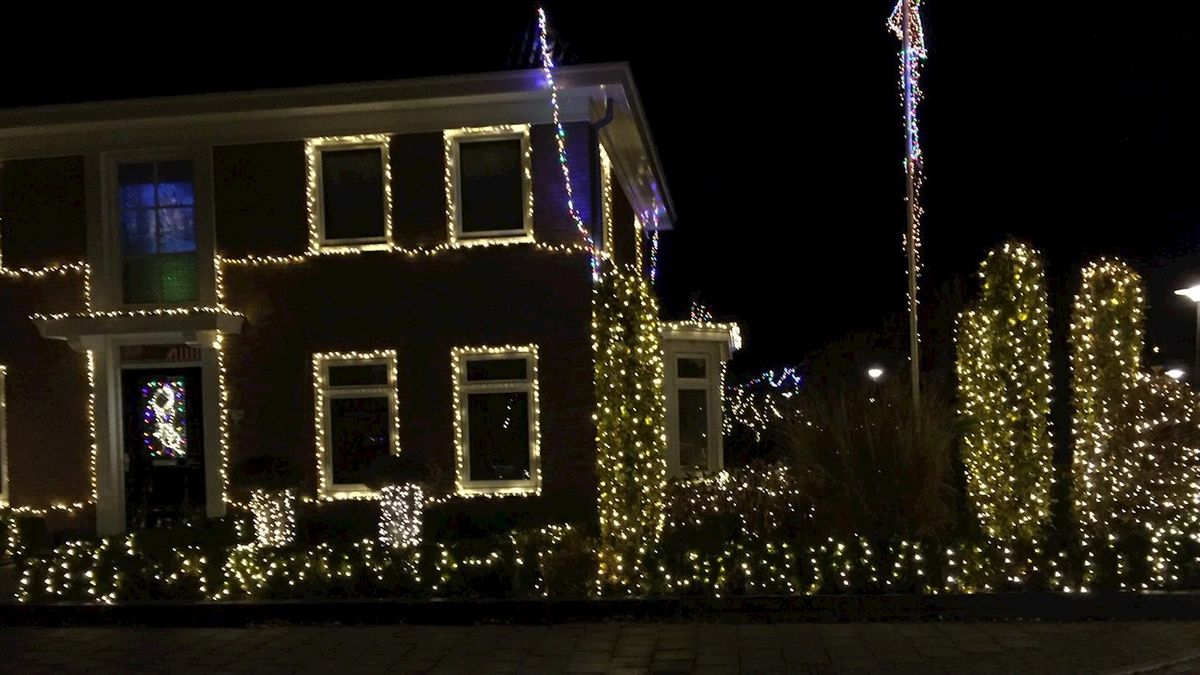 Kersthuis met achtduizend lampjes in Hengelo trekt de aandacht