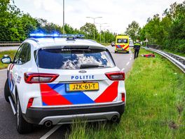Motorrijder knalt op vangrail in Emmen