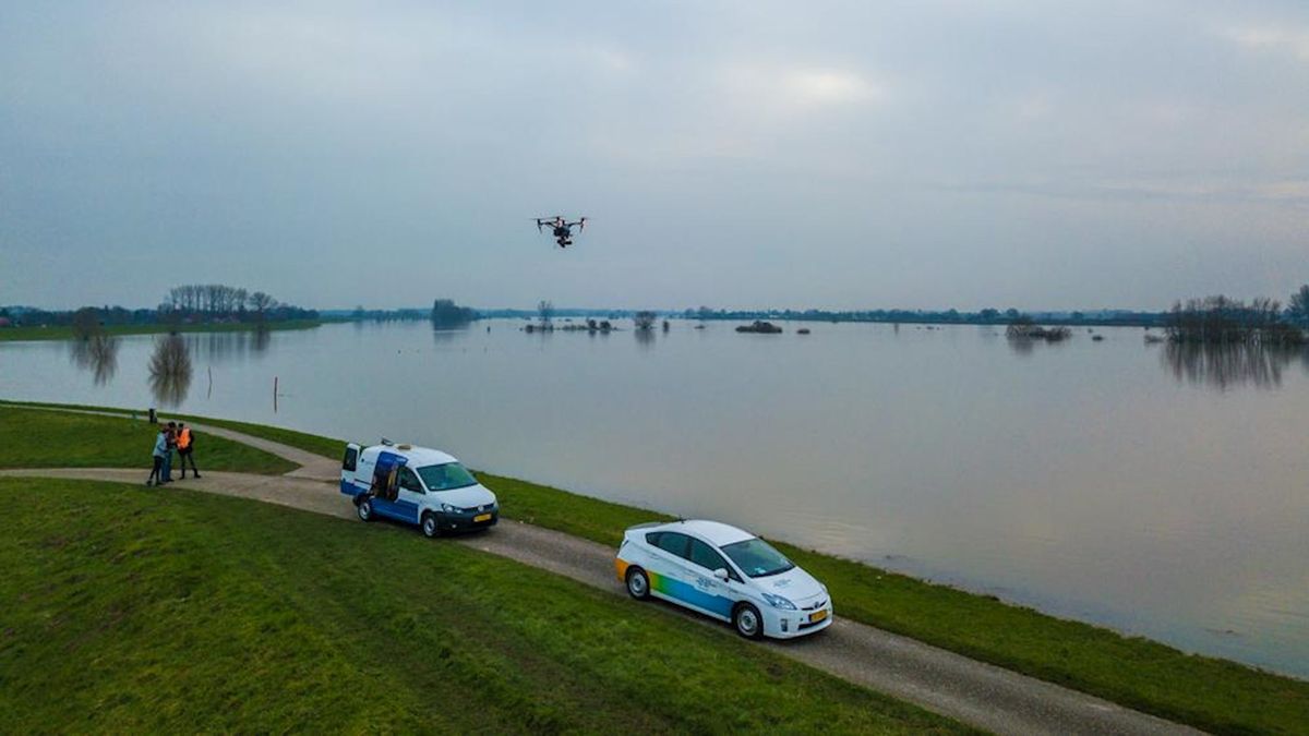 Waterschap controleert dijken langs de IJssel met drone