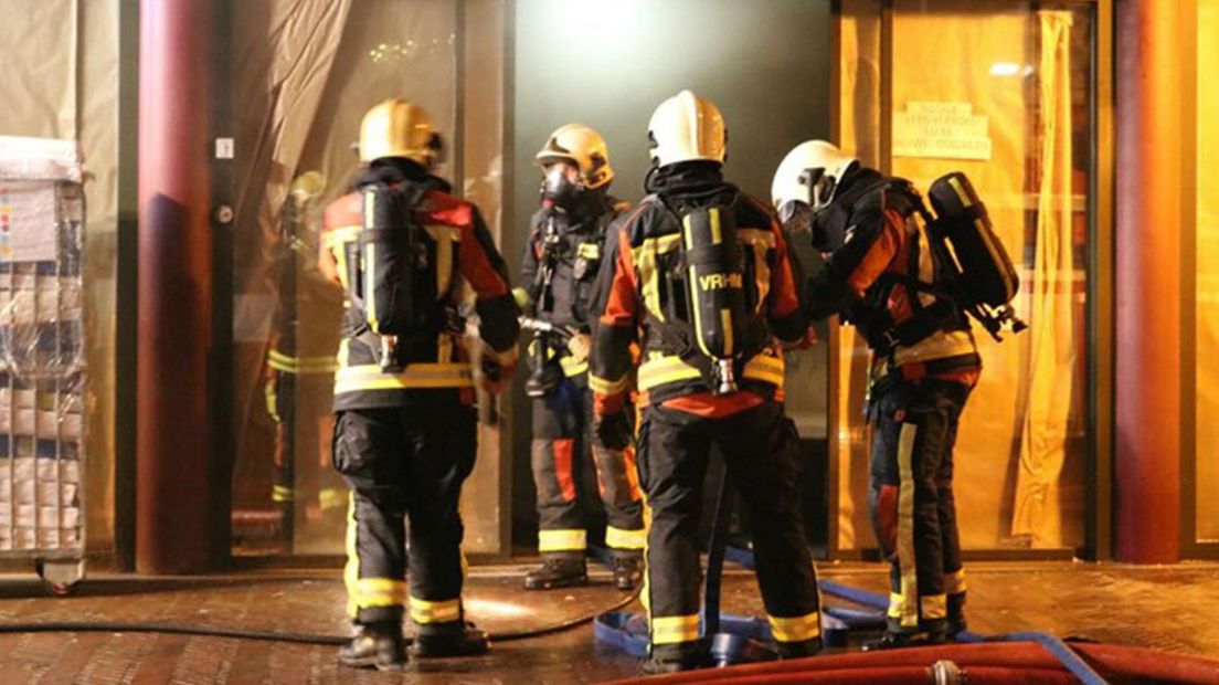 De brandweer bestreed het vuur in de beddenzaak