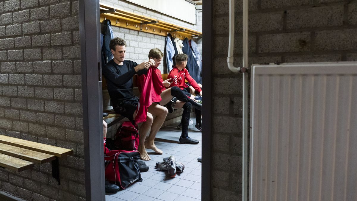 Voetballers hoeven niet langer in container om te kleden na oplossen ruzie