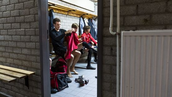 Voetballers hoeven niet langer in container om te kleden na oplossen ruzie Home
