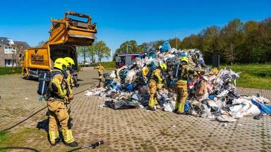 Rook uit vuilniswagen: chauffeur dumpt smeulende lading afval