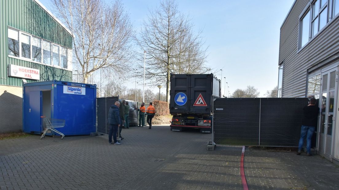De opvanglocatie bij sportpark Blauw Wit in Heerenveen, in de HoekstraHal