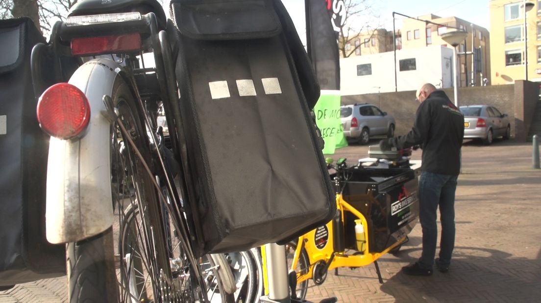 Mobiele fietsenmaker Roy Hartman uit Doetinchem ruilt zijn werkbus in voor een elektrische werkfiets. Met die fiets, met voorop een grote werkkist, gaat de fietsenmaker in het vervolg naar alle klanten.