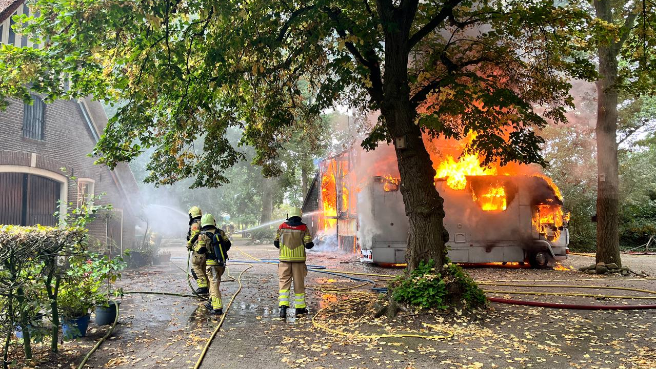 Grote brand legt schuur in Radewijk Overijssel in as