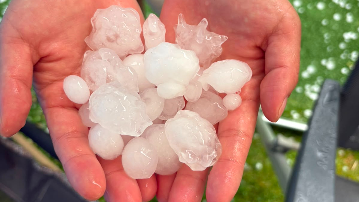 Flinke hagelstenen komen uit de lucht