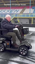 Klaas (80) drift op TT-Circuit