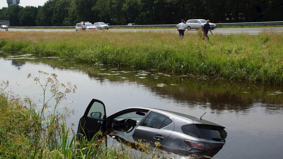 Auto in het water langs A28 bij Staphorst