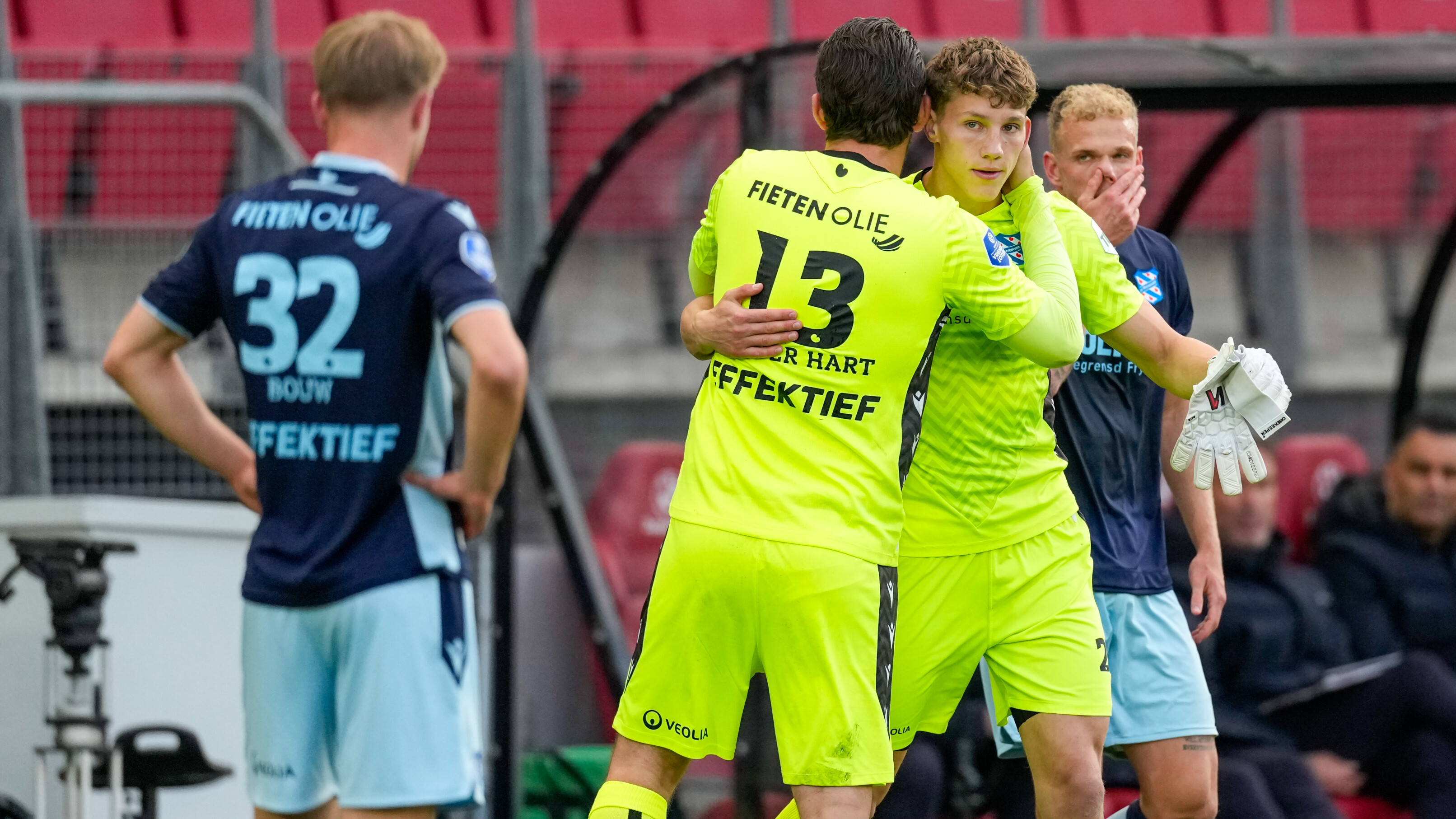 Bernt Klaverboer ferfangt Mickey van der Hart tidens de wedstriid tsjin AZ yn de play-offs
