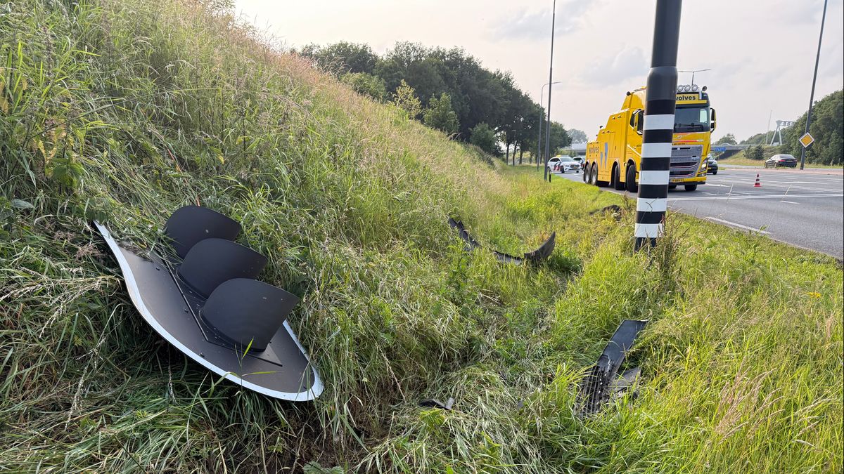 Ravage op N348: bestelbus ramt verkeerslicht doormidden