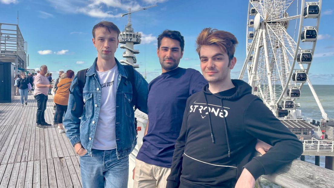 Furkan, Vedat en Telha (v.l.nr.) zijn vanwege het mooie weer naar Scheveningen gekomen