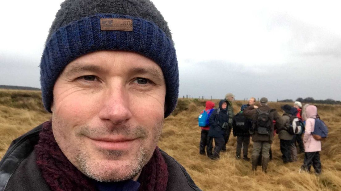 'Soms heb je van die momenten dat je denkt, dit kan niet waar zijn. Ik dacht dat ik hallucineerde.' Theo van de Heuvel uit Wijchen was bezig met het aansluiten van een kraan en kon zijn ogen niet geloven toen hij tussen de messing sluitringen alweer een trouwring vond.