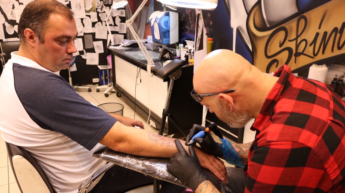 Frank Posthumus laat zijn dart-tattoo zetten (Rechten: Dylan de Lange/RTV Drenthe)