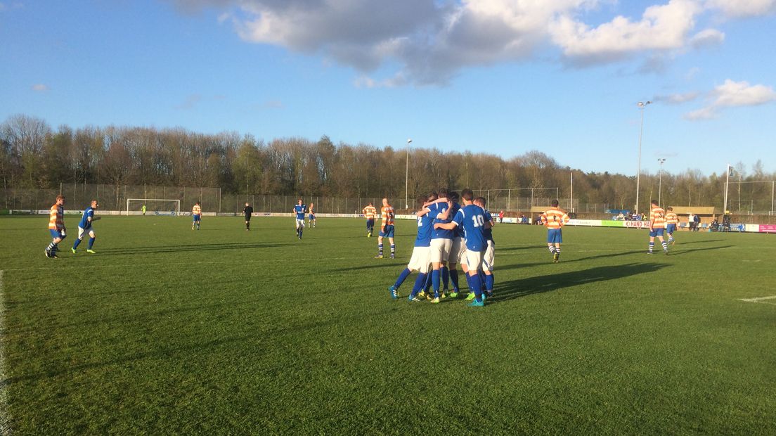 Spelers van Asser Boys vieren de 2-1 (Rechten: Rinus Bouwmeester / RTV Drenthe
