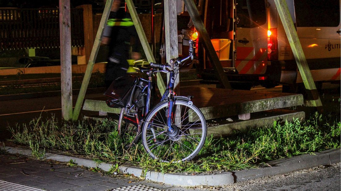 Politie doet onderzoek op de Willemskade in Zwolle na aanrijding fietsster