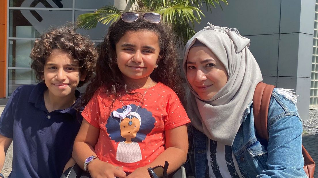 Karam (links), Layan (midden) en moeder Hafsa (rechts)