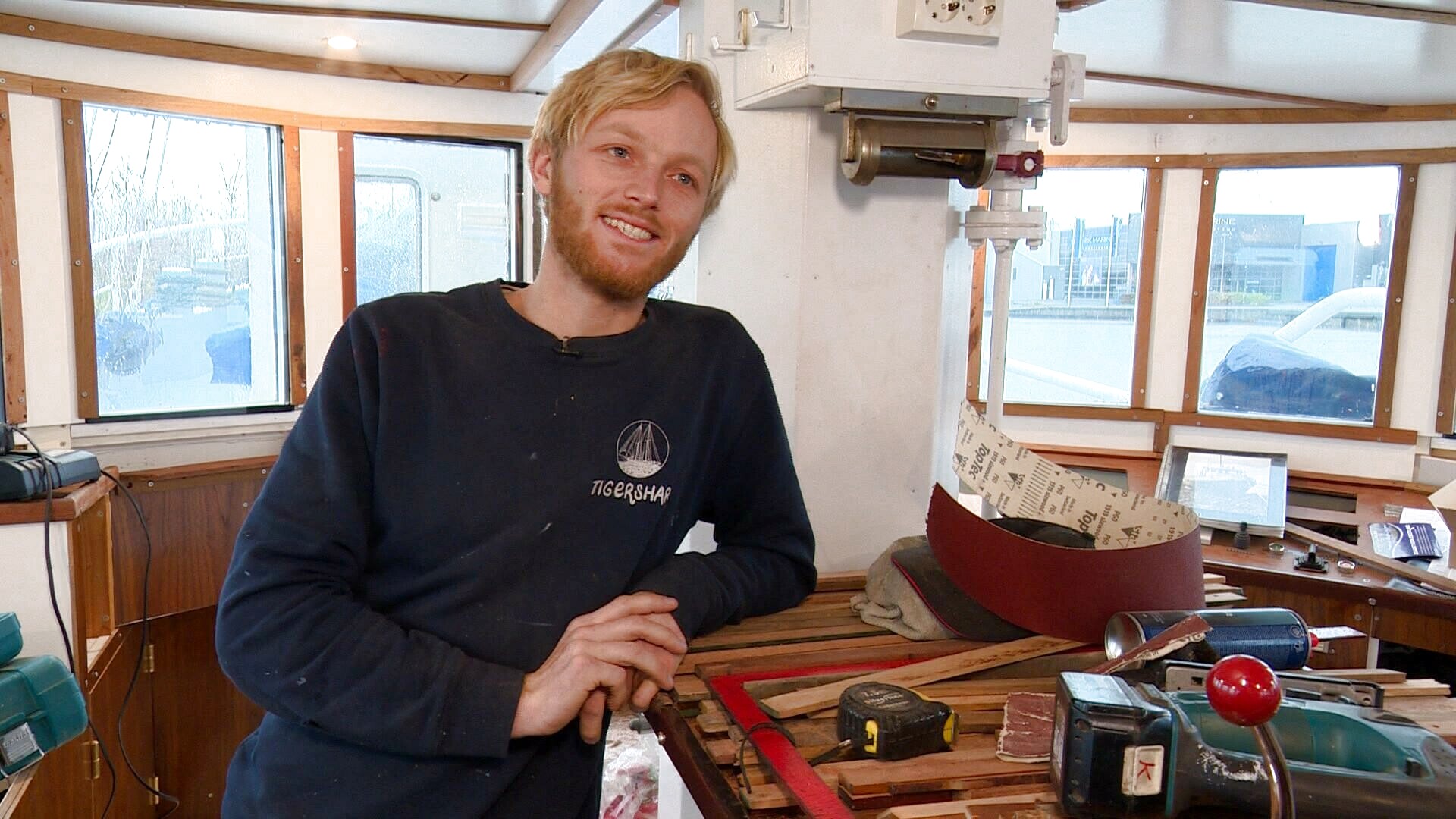 Gijs Koek yn it stjoerhûs fan De Tijgerhaai