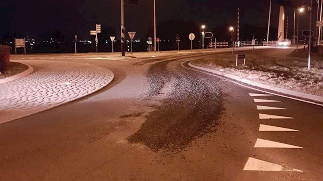 Vrachtwagen verliest lading asfalt in Kampen