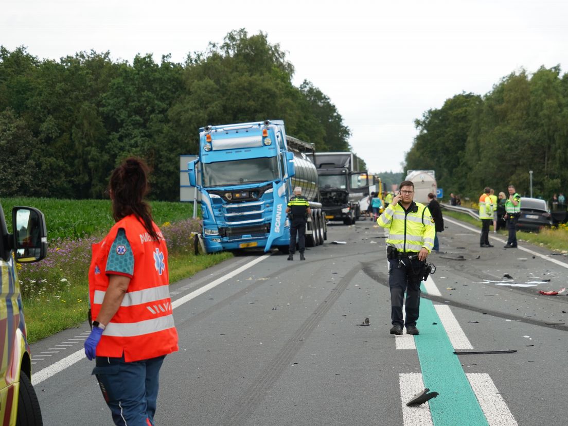 N381 tot 20.00 uur vanavond dicht na ongeluk met vijf vrachtwagens