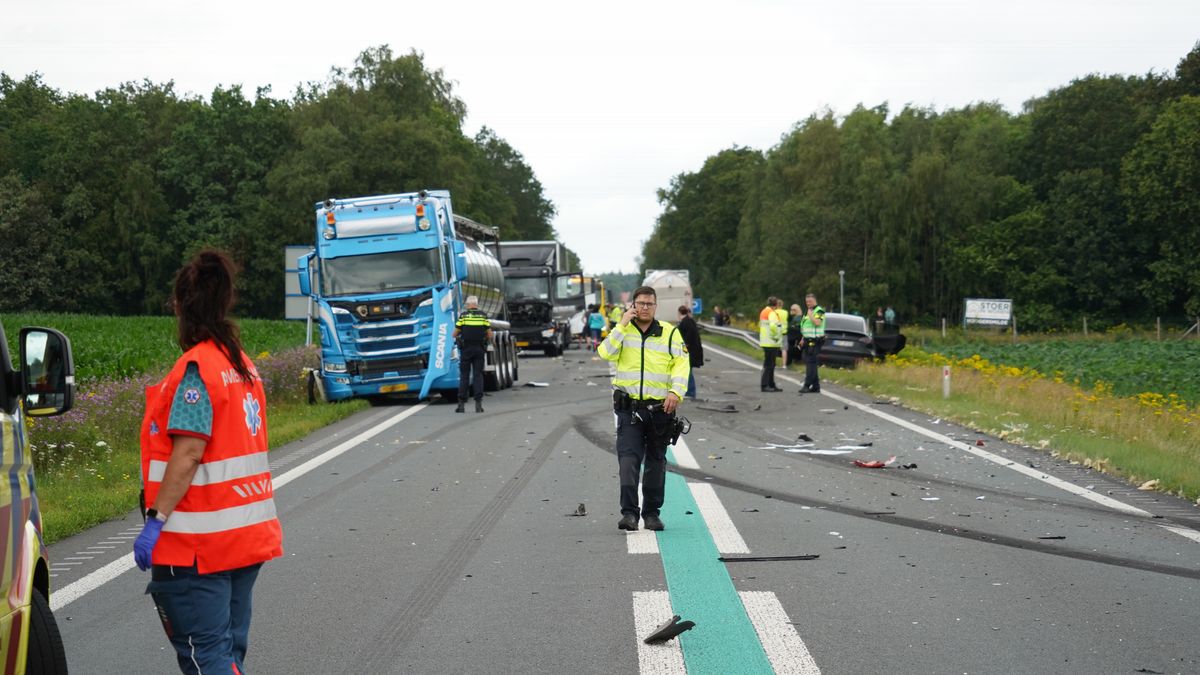 N381 tot 20.00 uur vanavond dicht na ongeluk met vijf vrachtwagens